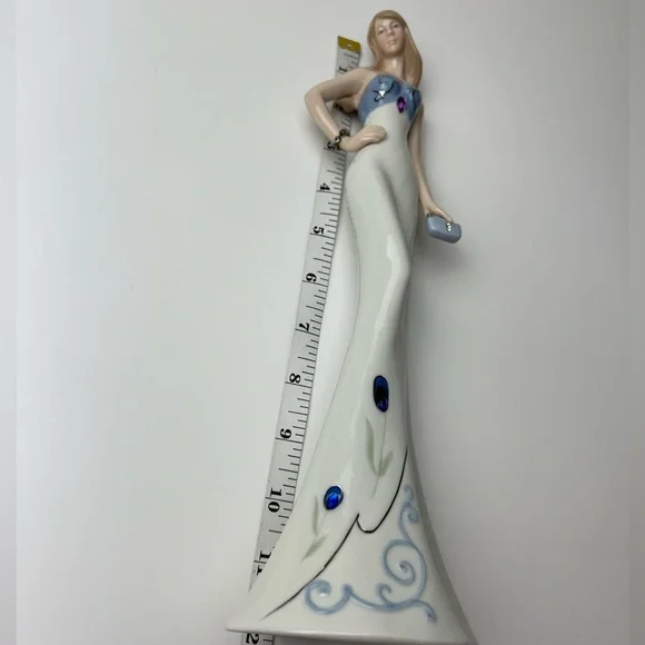 Cosmos Porcelain Elegant Doll - Picture 13 of 17